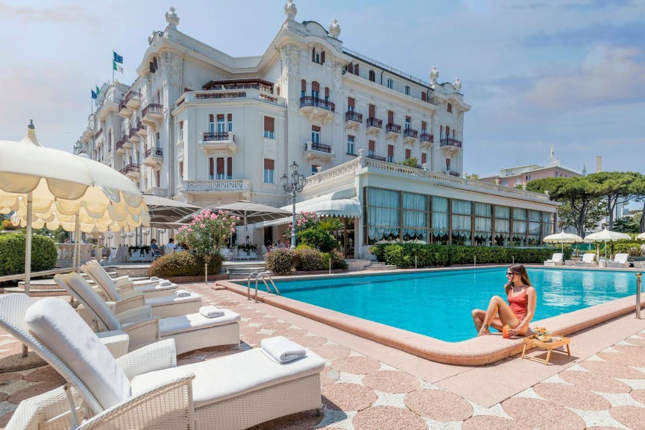 Grand Hotel רימיני מראה חיצוני תמונה The pool at the Excelsior
