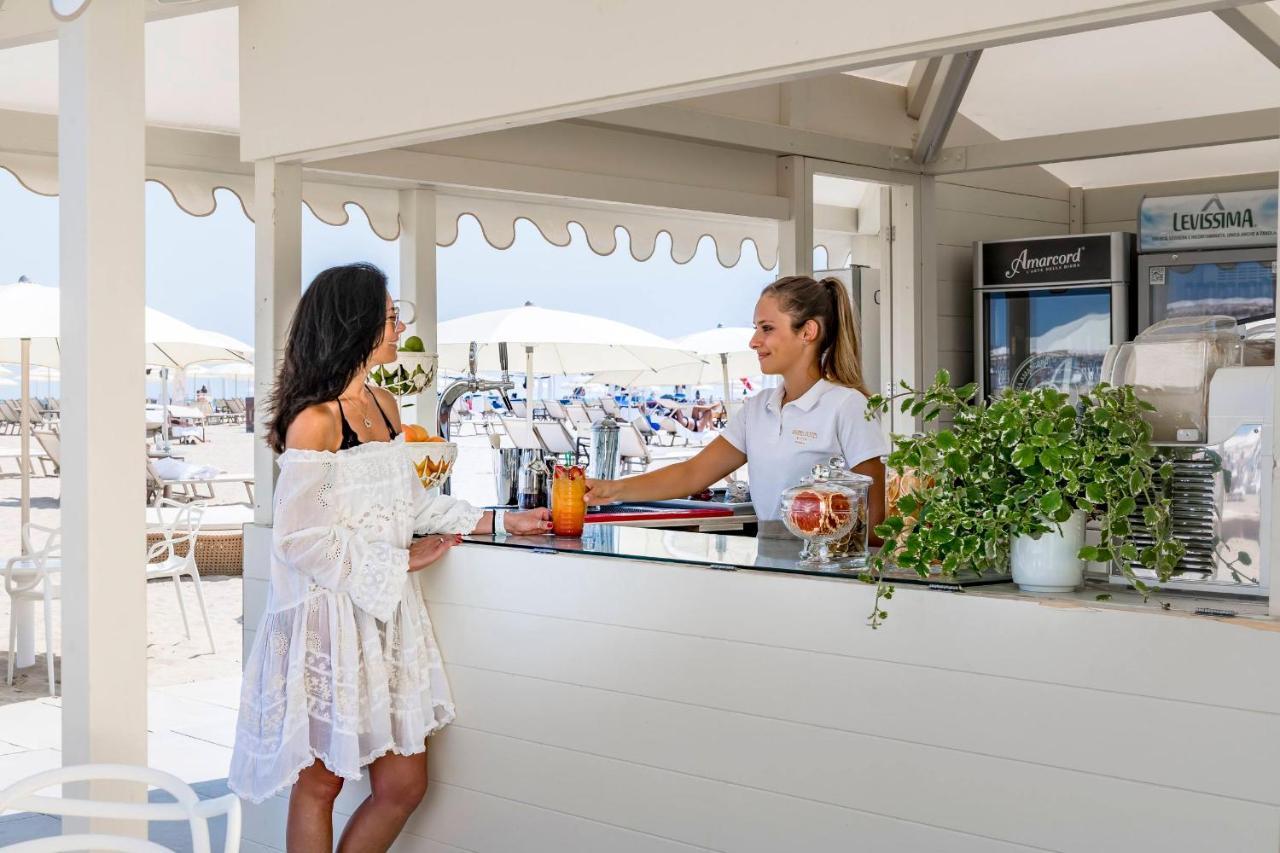 Grand Hotel רימיני מראה חיצוני תמונה The bar at the Yacht Club