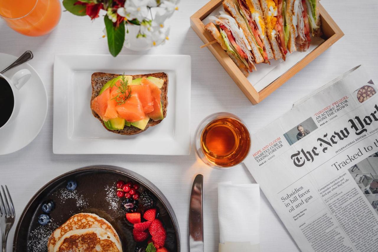 Grand Hotel רימיני מראה חיצוני תמונה A breakfast table with a copy of The New York Times