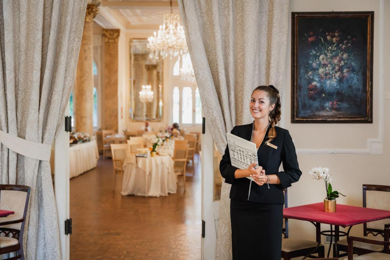 Grand Hotel רימיני מראה חיצוני תמונה A hotel hostess