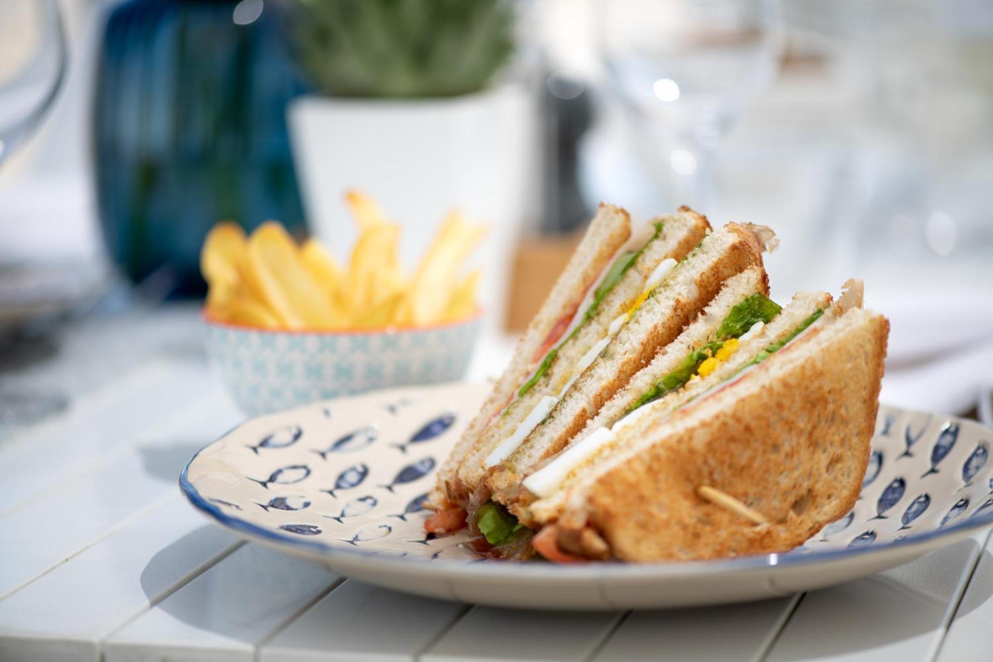 Grand Hotel רימיני מראה חיצוני תמונה A club sandwich