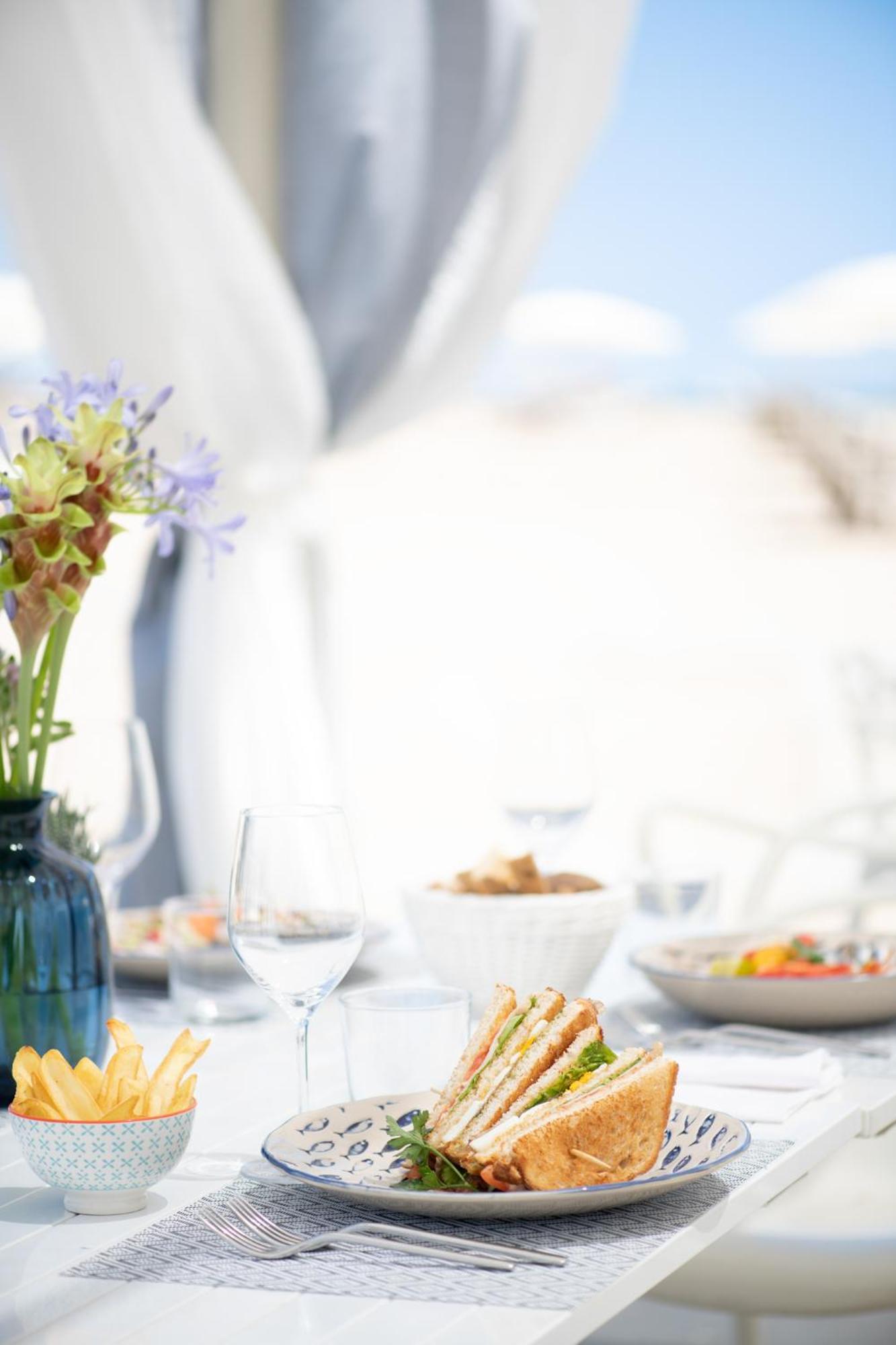Grand Hotel רימיני מראה חיצוני תמונה A table set for a meal