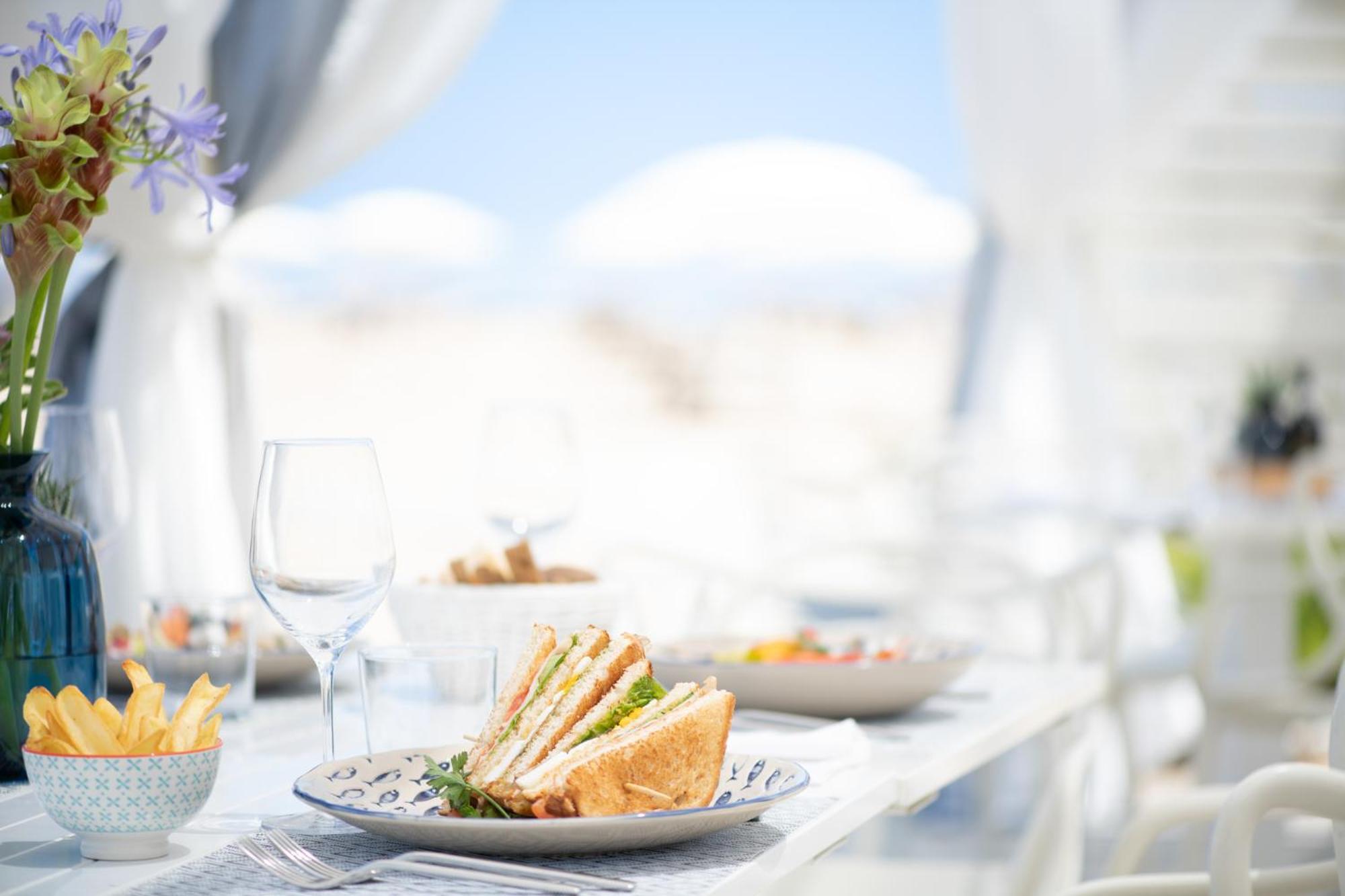 Grand Hotel רימיני מראה חיצוני תמונה A typical breakfast