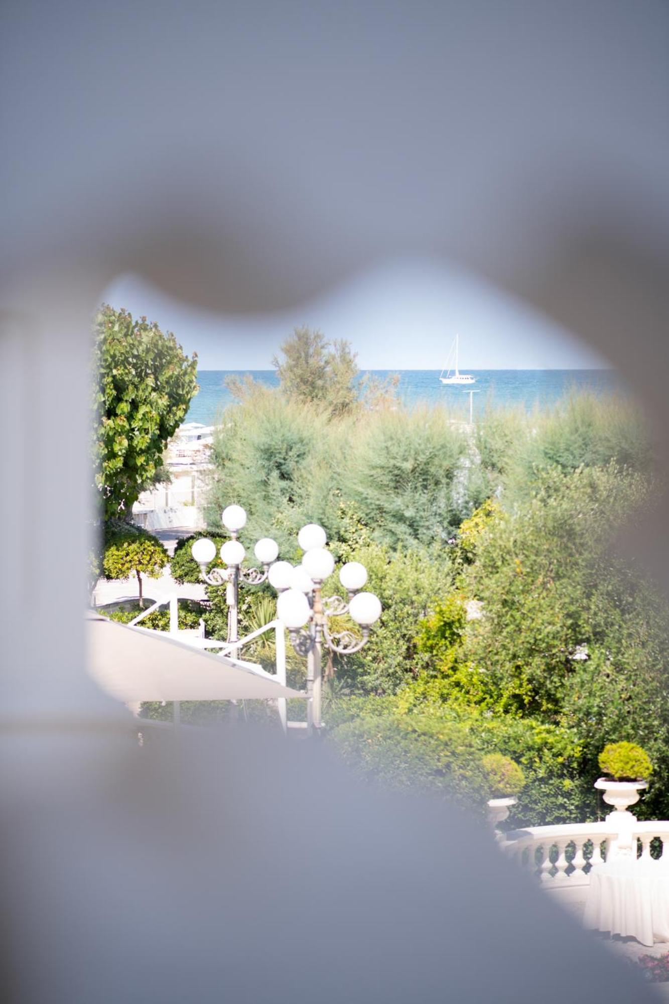 Grand Hotel רימיני מראה חיצוני תמונה View of the sea from the villa