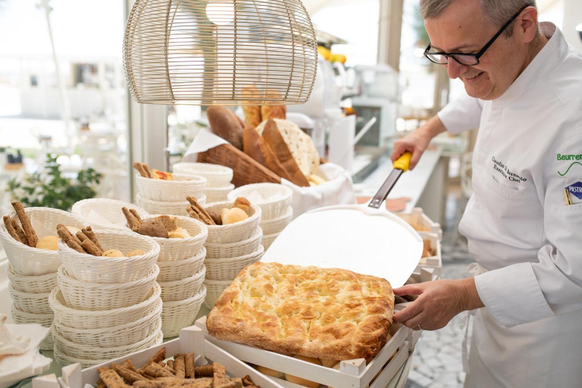 Grand Hotel רימיני מראה חיצוני תמונה A baker cutting bread
