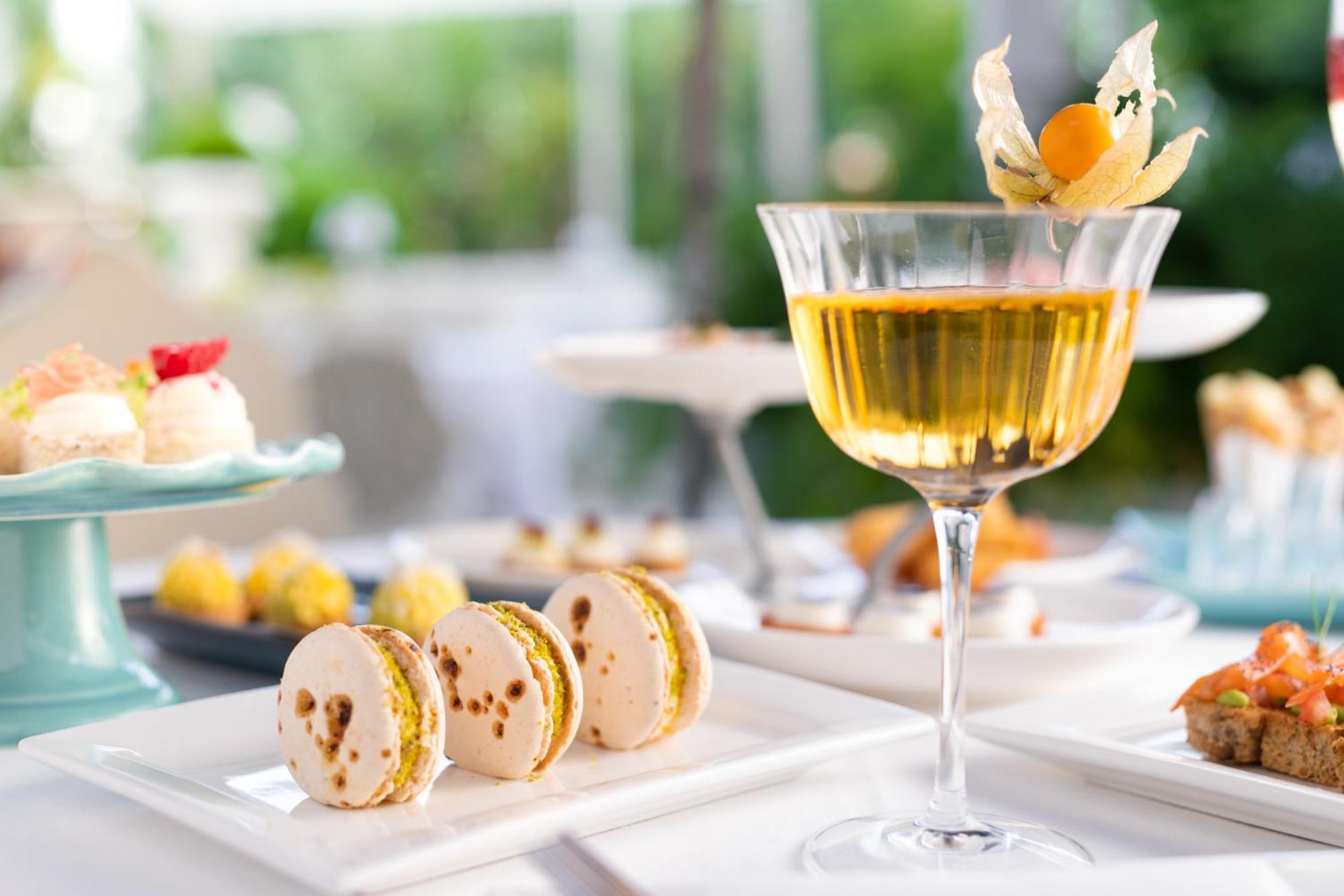 Grand Hotel רימיני מראה חיצוני תמונה A glass of champagne