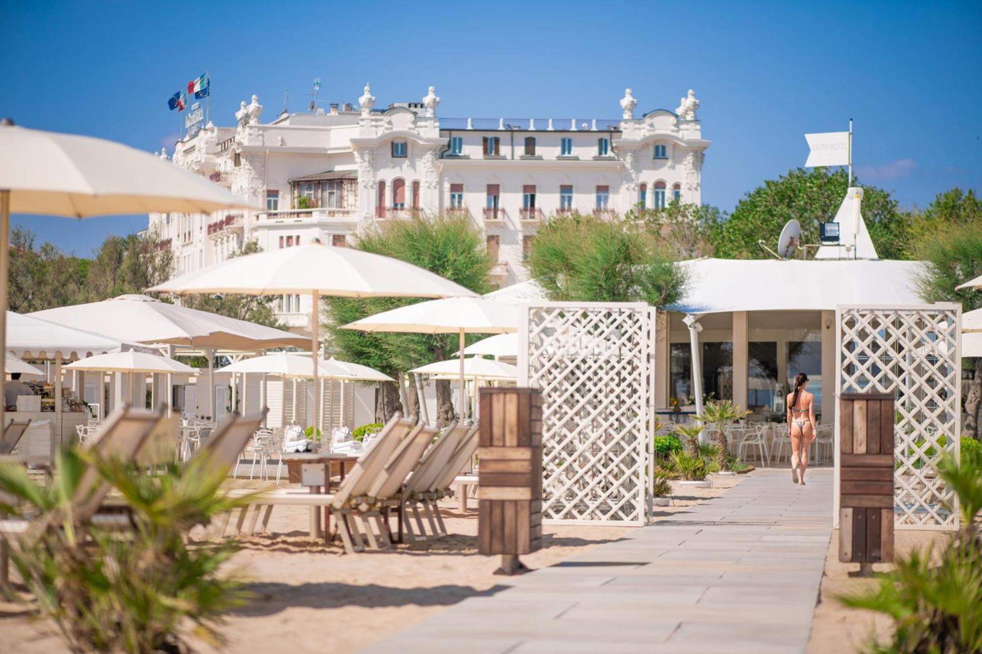 Grand Hotel רימיני מראה חיצוני תמונה The beach at the Grand Hotel
