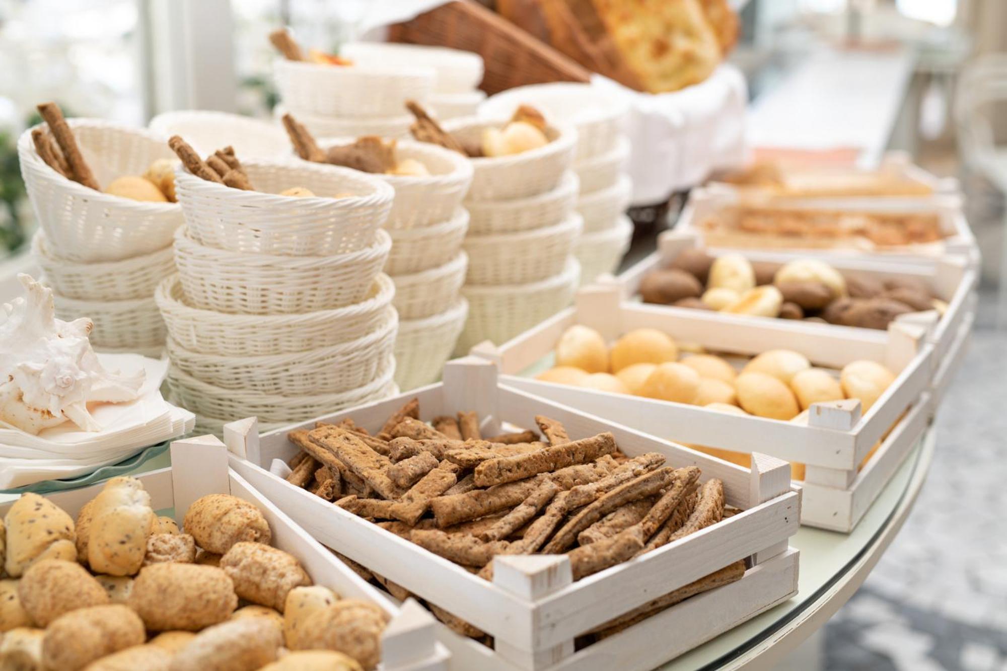 Grand Hotel רימיני מראה חיצוני תמונה A selection of pastries