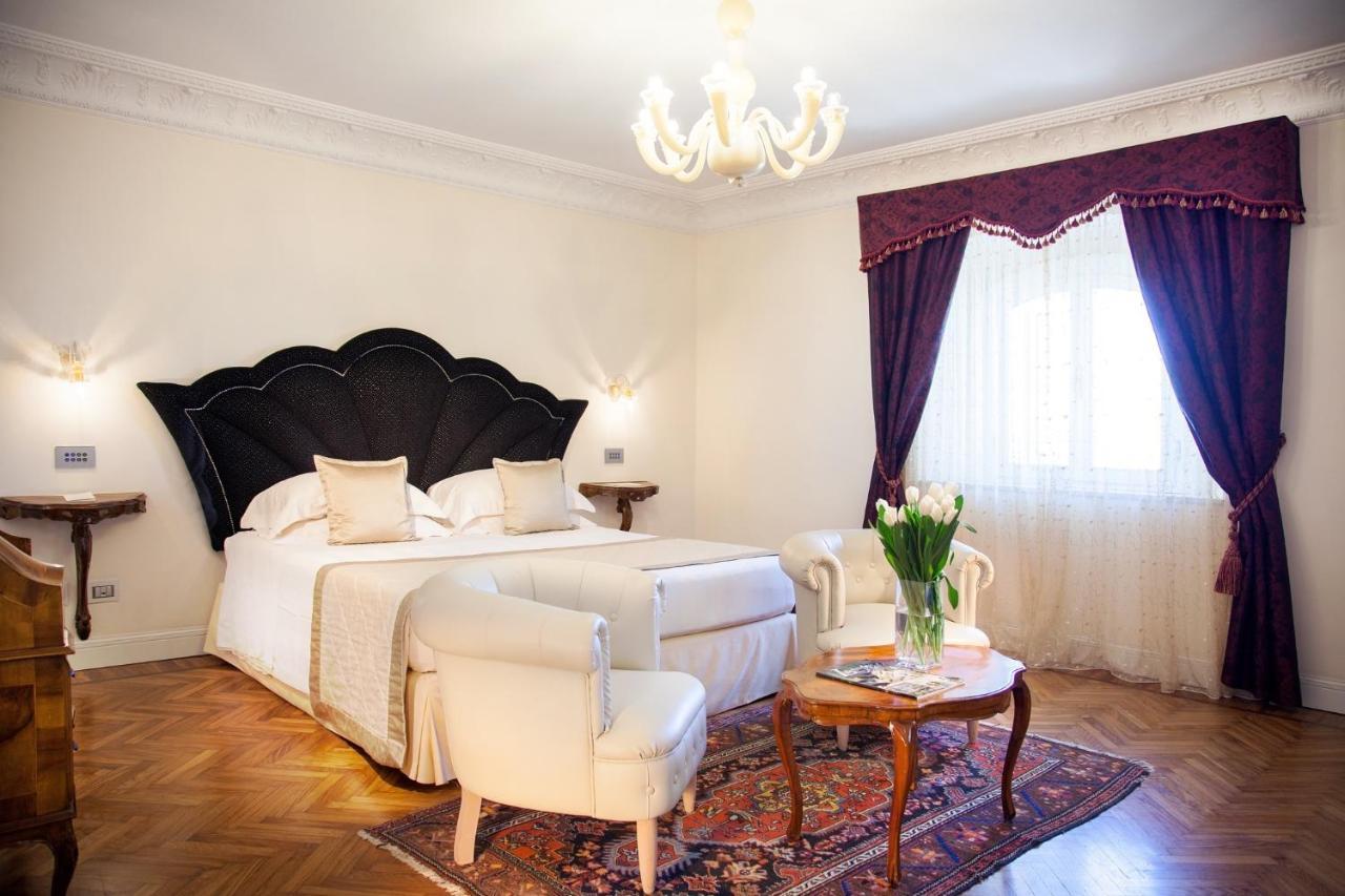 Grand Hotel רימיני מראה חיצוני תמונה A bedroom at the hotel