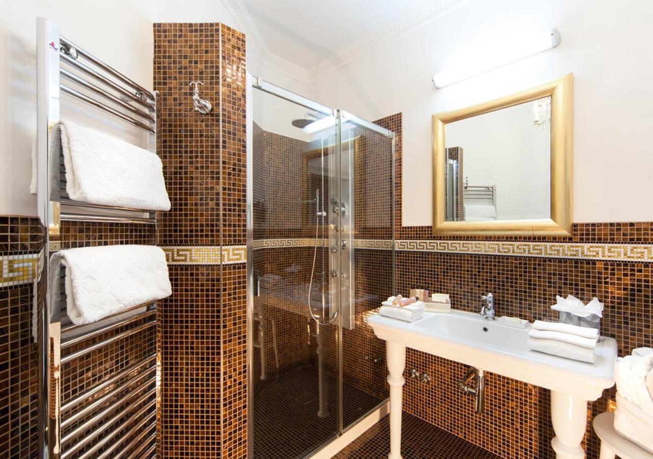 Grand Hotel רימיני מראה חיצוני תמונה A shower cubicle
