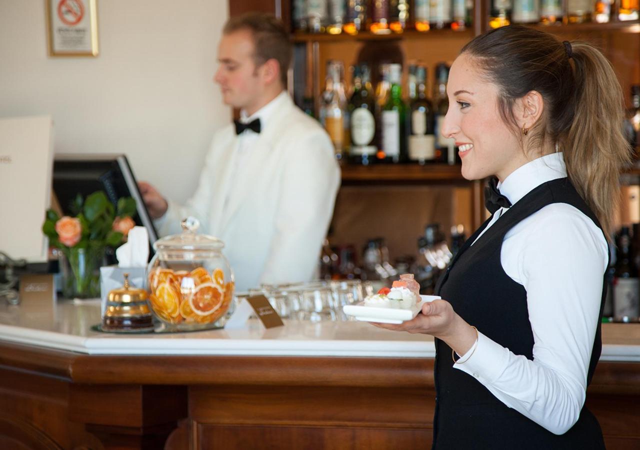 Grand Hotel רימיני מראה חיצוני תמונה A waitress at work