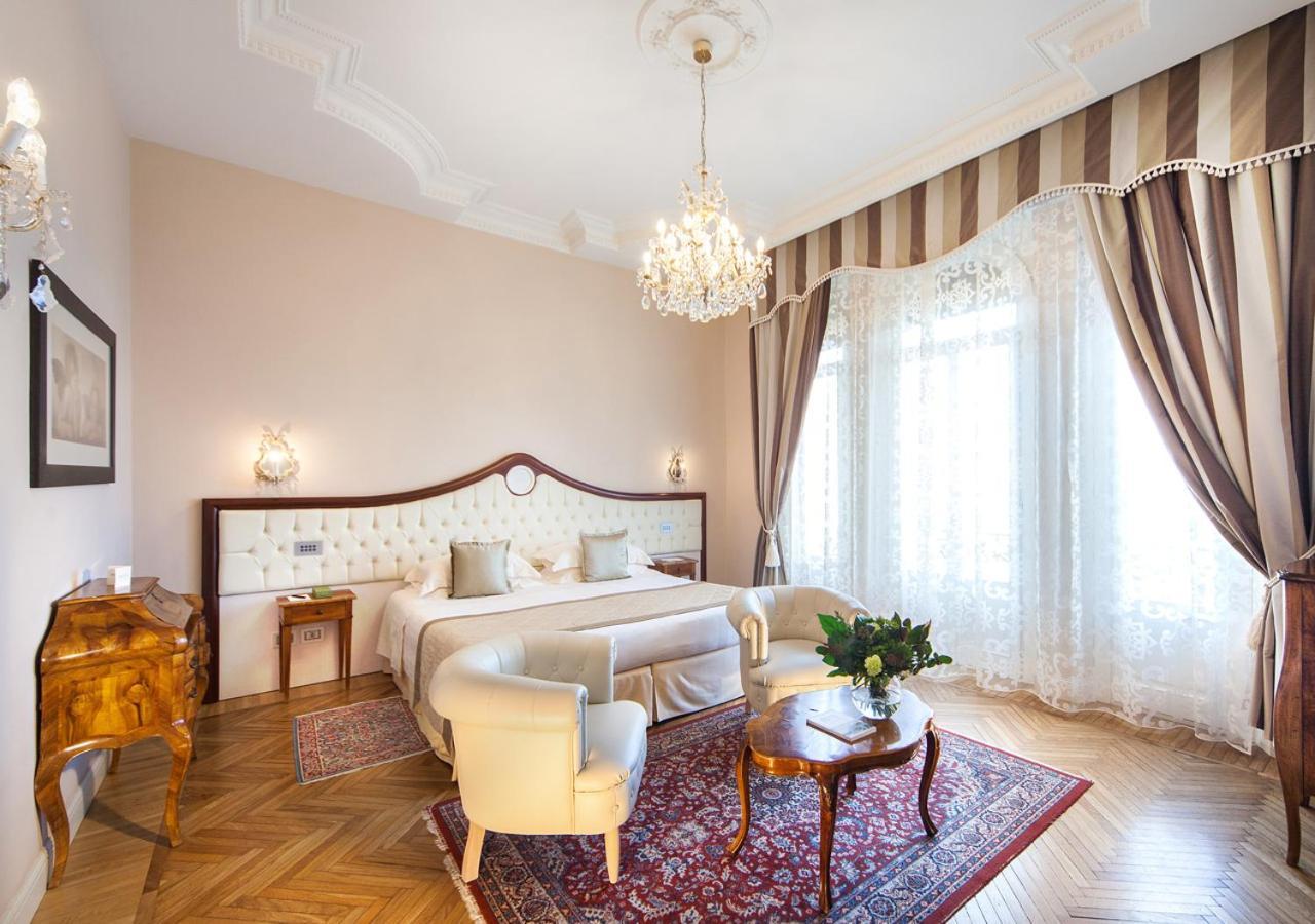 Grand Hotel רימיני מראה חיצוני תמונה A room at the hotel
