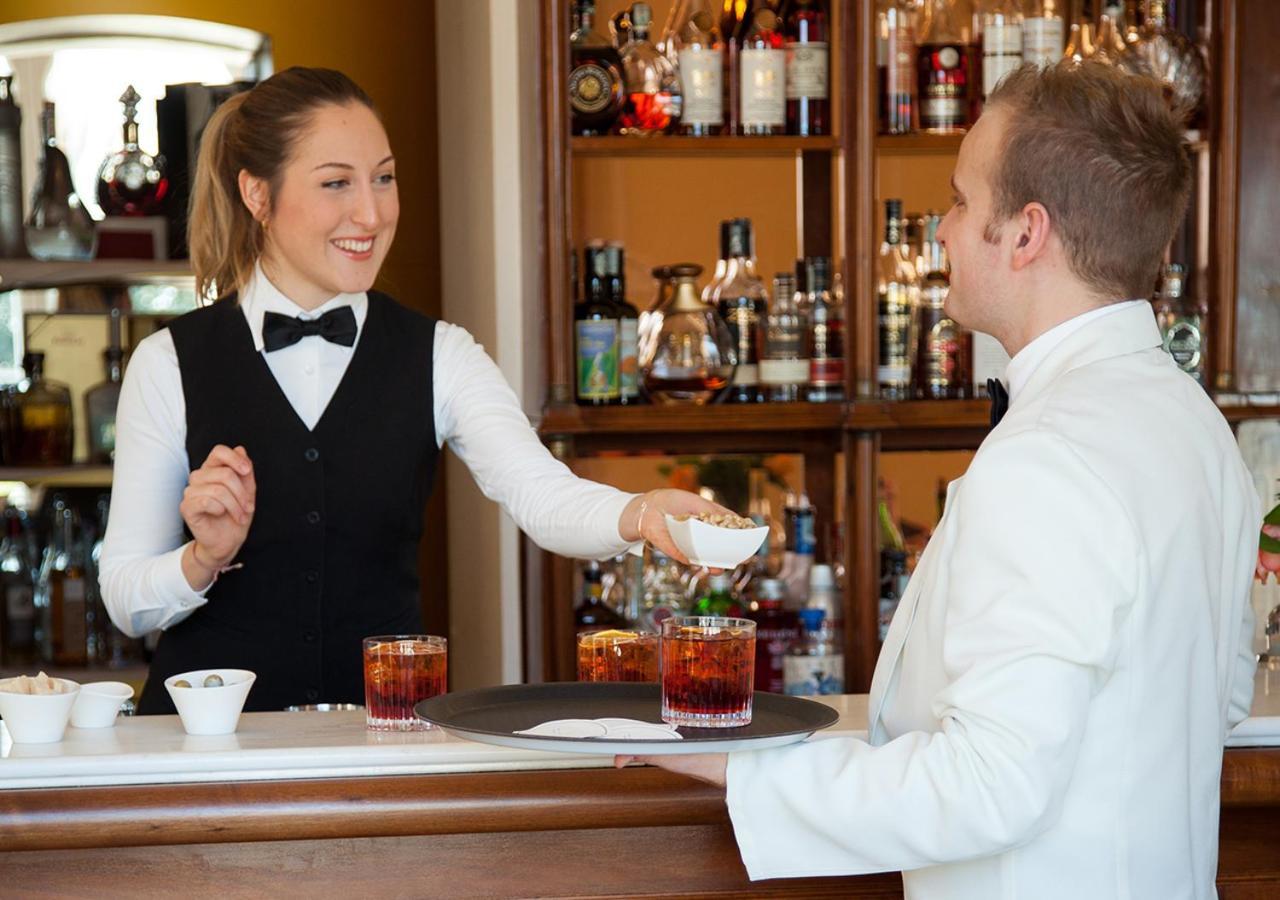 Grand Hotel רימיני מראה חיצוני תמונה A bartender serving a guest