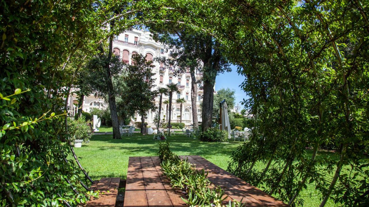 Grand Hotel רימיני מראה חיצוני תמונה The gardens of the university